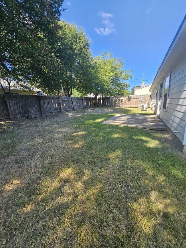 Building Photo - 409 E Kerr Ave