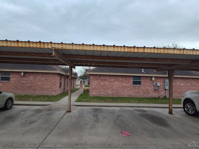 Building Photo - 2117 Aruba Dr