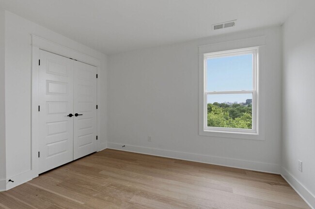 Building Photo - Spacious 5-Bedroom with Fenced Yard & Modern Amenities