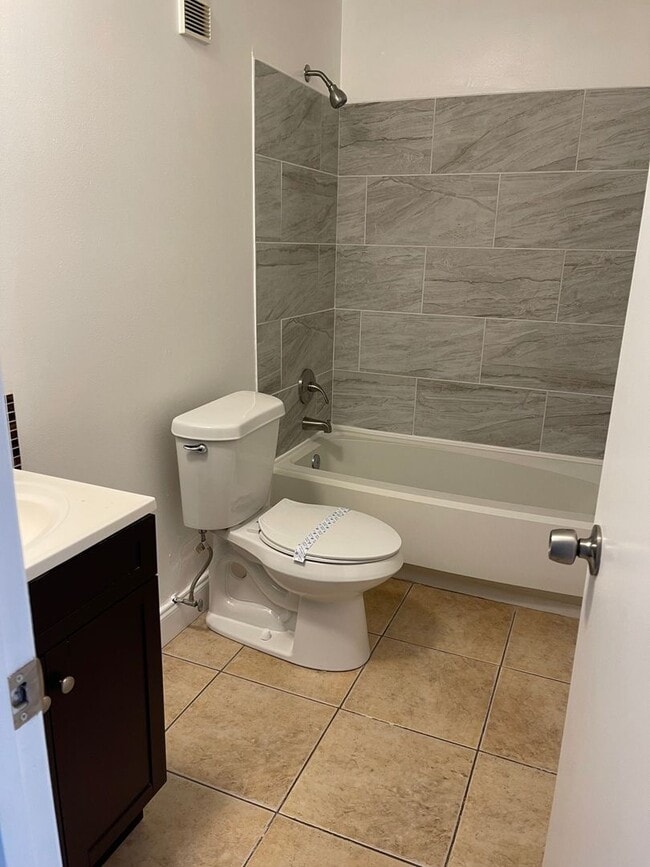 Building Photo - Available now! Williamsburg TOWNHOMES AT G...