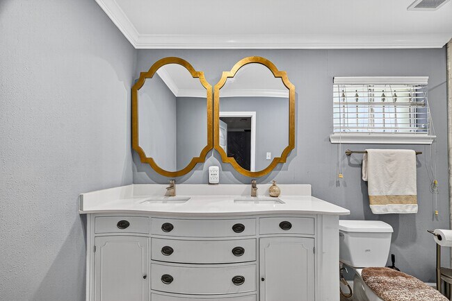 Building Photo - 9402 Meadowcroft Dr