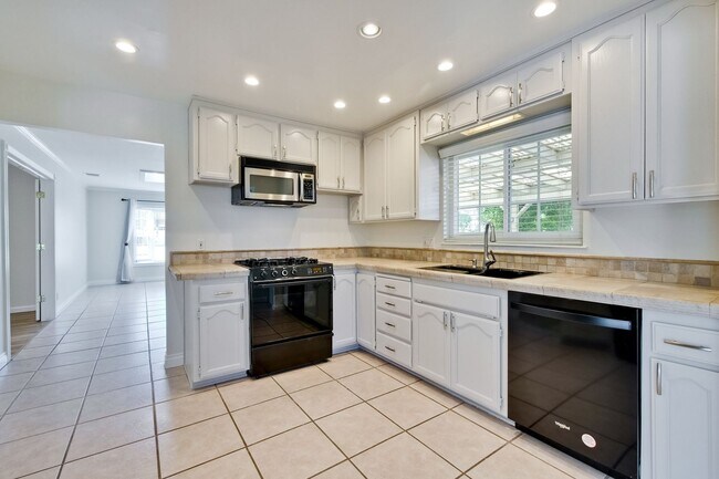 Building Photo - Single Story Gem in Saratoga! Quaint 3 BR 1.5 BA Home Ready for Occupancy with all new Air Condit...