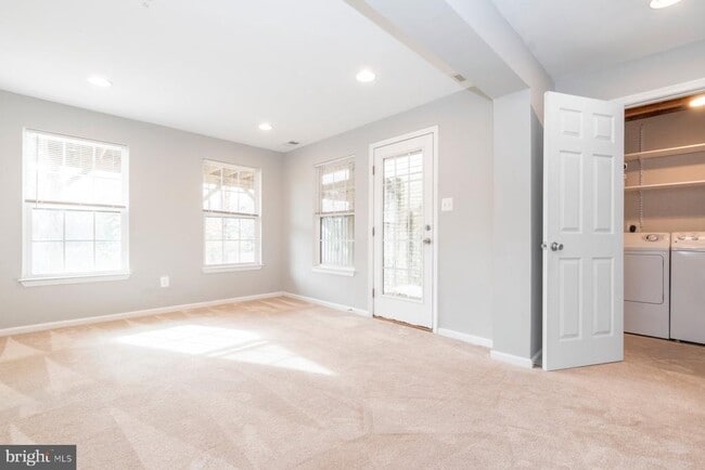 Building Photo - 7254 Mockingbird Cir