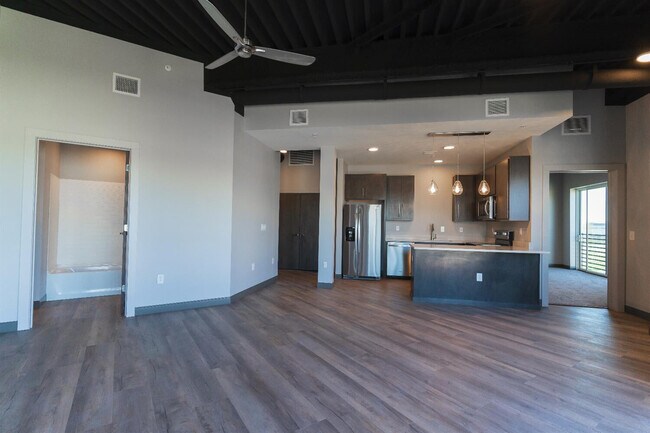 Building Photo - 576 E Third St