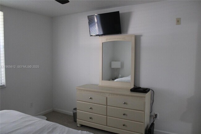 Building Photo - 519 E Sheridan St