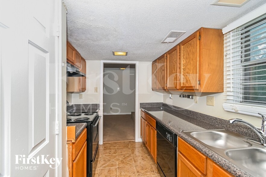 Building Photo - 2101 Hornsby Cove