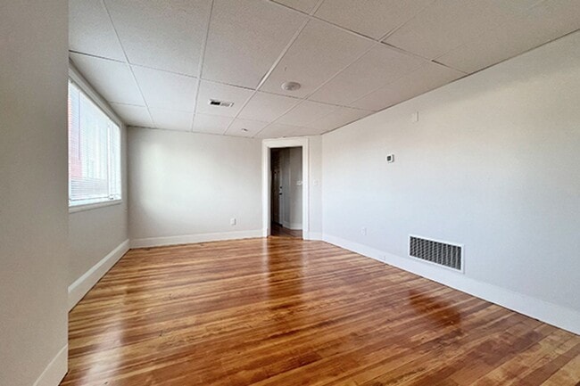 Building Photo - No Fee! Avl now! Renovated 3BR in downtown Beverly w/AC, laundry!