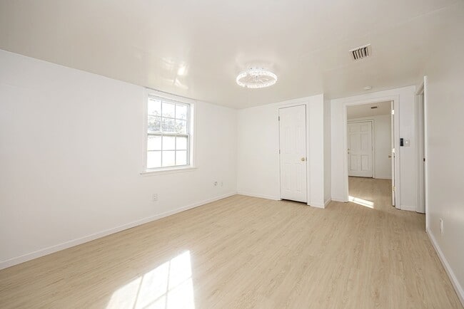 Building Photo - ADORABLE HOME FOR RENT