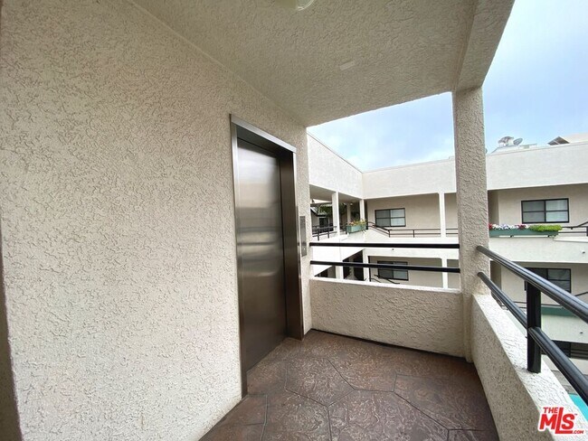 Building Photo - 11636 Montana Ave