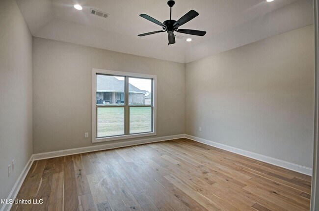 Building Photo - 117 Southern Oak Wy