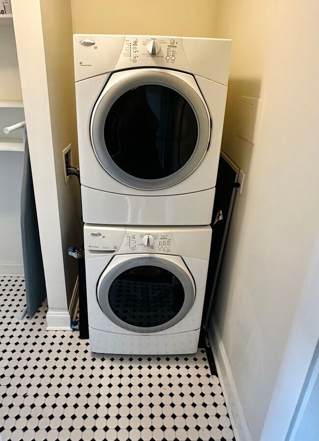 Building Photo - 1841-1843 Edgeland Ave