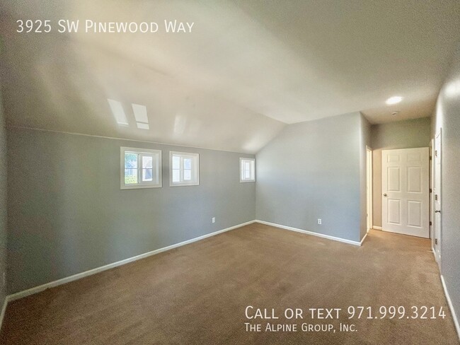 Building Photo - 3925 SW Pinewood Way