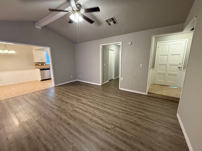 Building Photo - 4 Bedroom, Vinyl Flooring House, Large Yar...