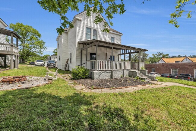 Building Photo - Sleek Highland Park Unit – Great Location,...