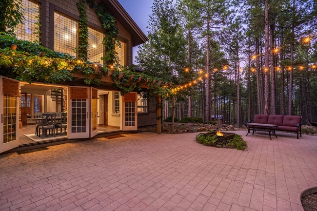 Building Photo - 4955 Hidden Hollow Rd