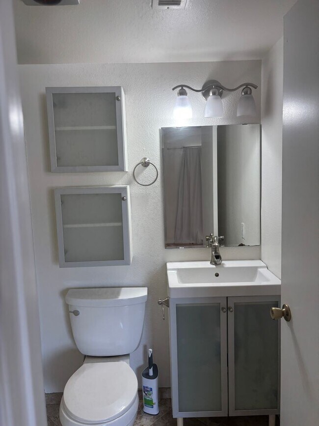 Building Photo - All Upgraded Townhome In Cherokee Canyon Gated Complex