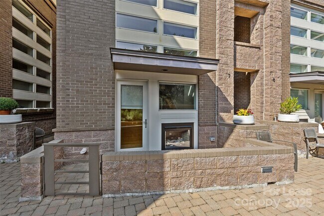 Building Photo - 420 Queens Rd