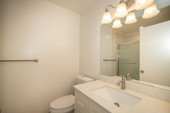 Building Photo - Completely Remodeled 2 Bed, 2 Bath Condo in Desirable Greenhouse Complex!