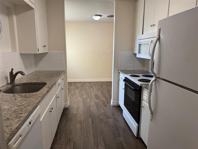 Building Photo - 2304 Mesquite Ln