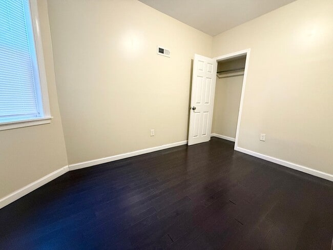 Building Photo - Gorgeous 3-Bedroom Townhome in Elmwood Park! Available NOW!