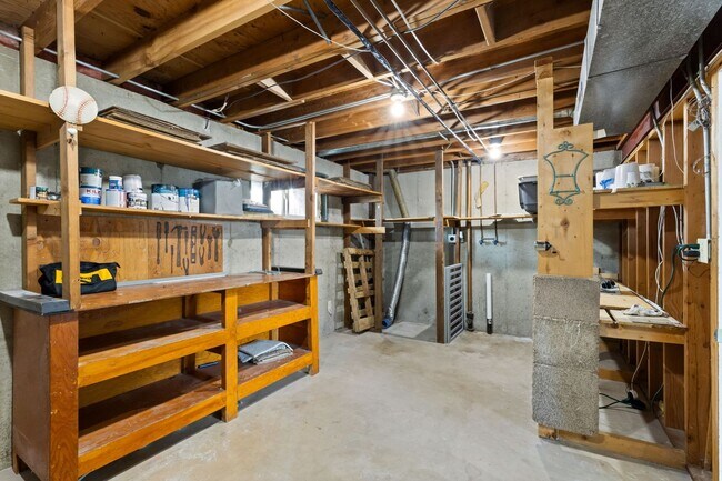 Building Photo - 4 bedroom with large backyard