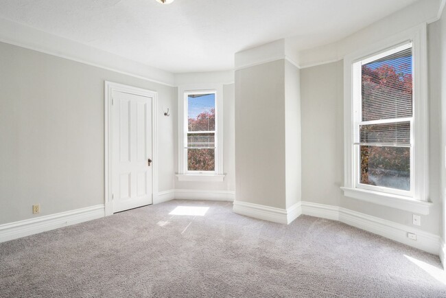 Building Photo - GATED OFF STREET PARKING - Top Floor Unit ...