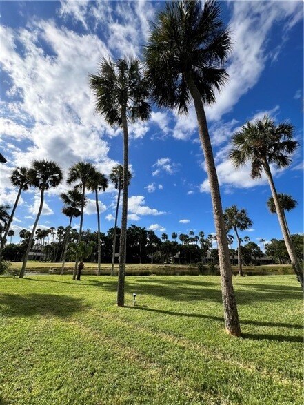 Building Photo - 2 Vis Gdns Trl