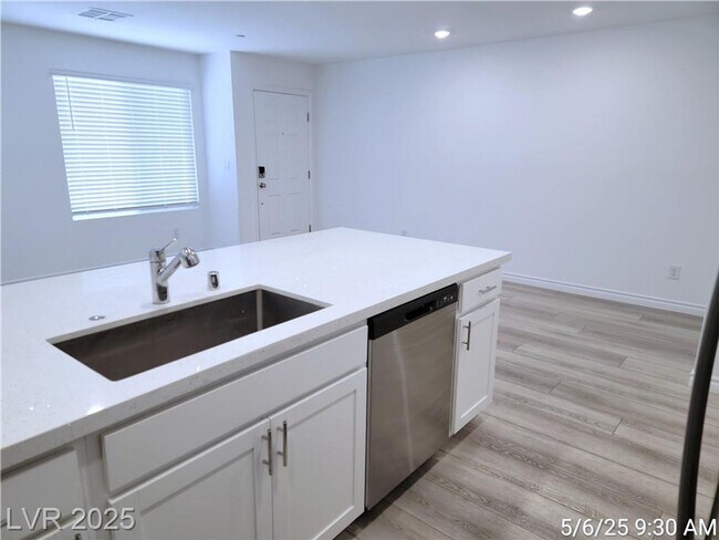 Building Photo - BRAND NEW 3 BED, 2.5 BATH TOWNHOME IN NW L...