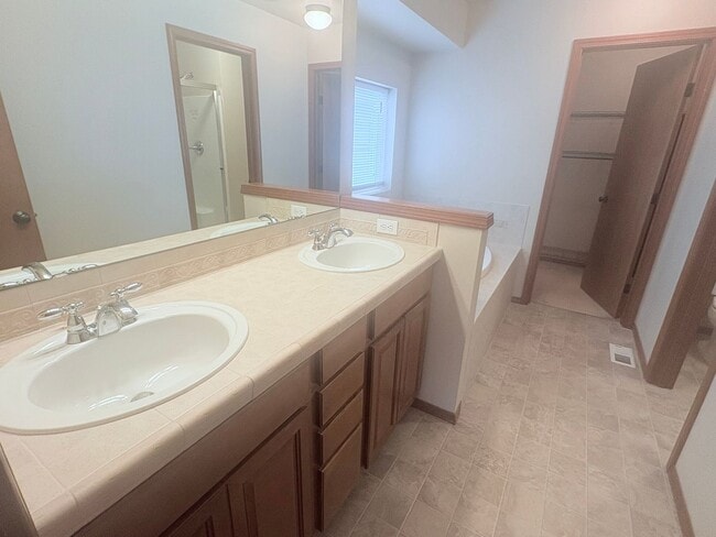 Building Photo - Charming 3-Bedroom, 4-Bath Home in the Heart of Orting