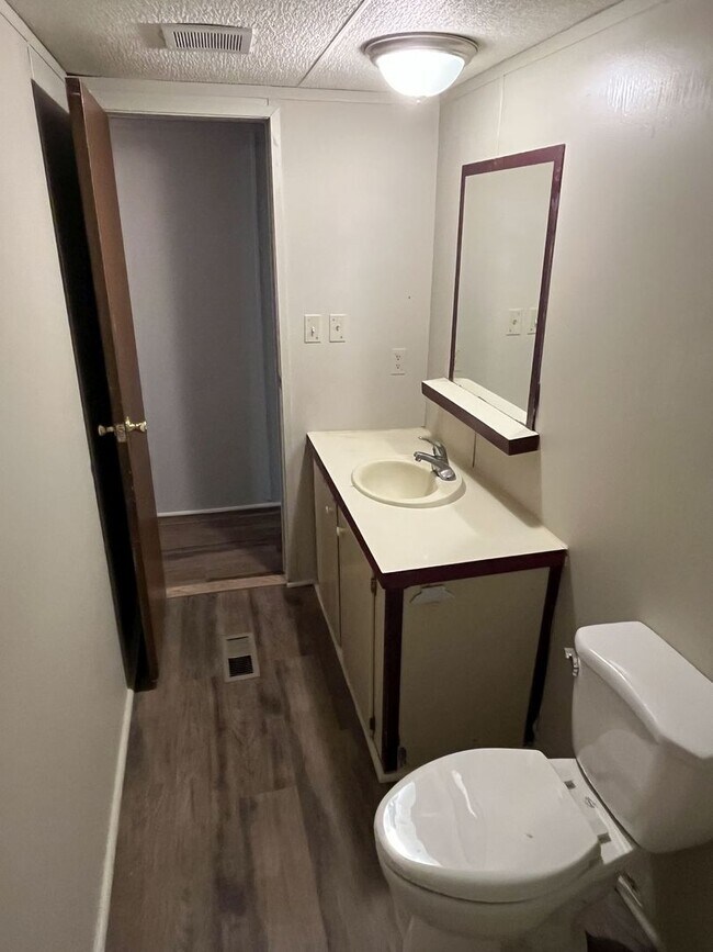 Building Photo - Quiet living 3 bed, 2 bath Ranch near Mint Hill