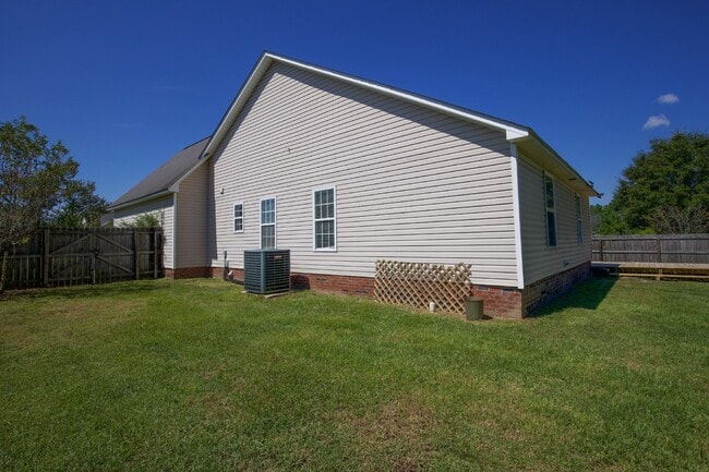 Building Photo - Adorable 3 bedroom 2 bath + Bonus in Raeford