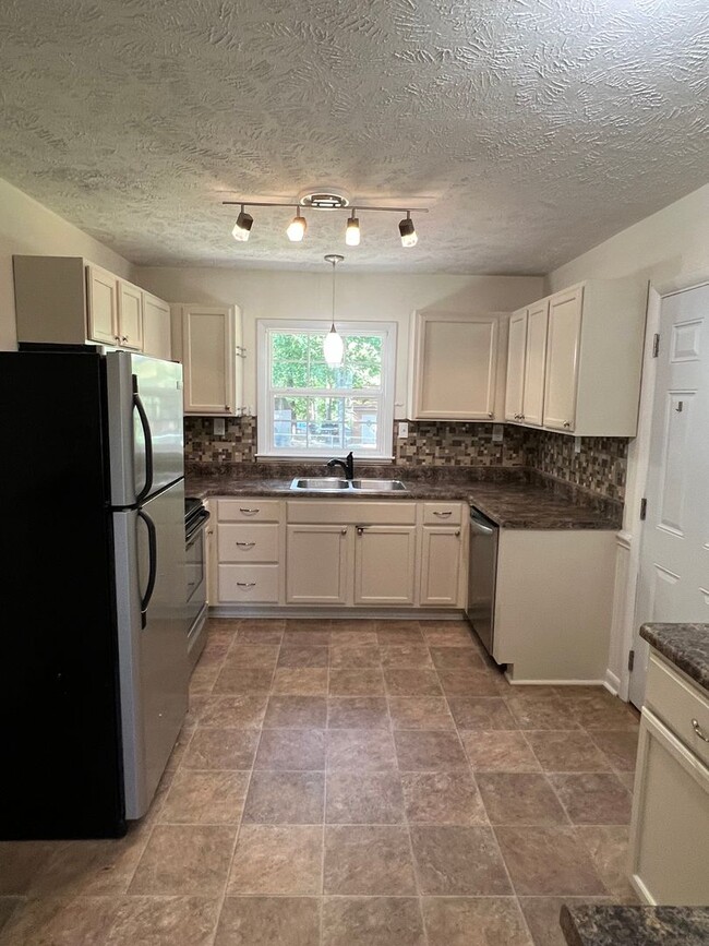 Building Photo - Conveniently Located Home with Fenced Back...