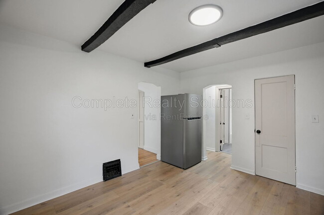 Building Photo - 10030 Bon Oak Dr