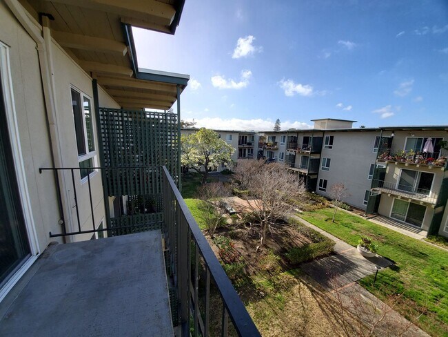 Building Photo - Top Floor studio with view of courtyard