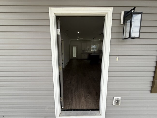 Building Photo - 1009 W Main St