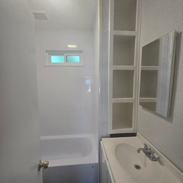 Building Photo - 2048 Ocean View Blvd