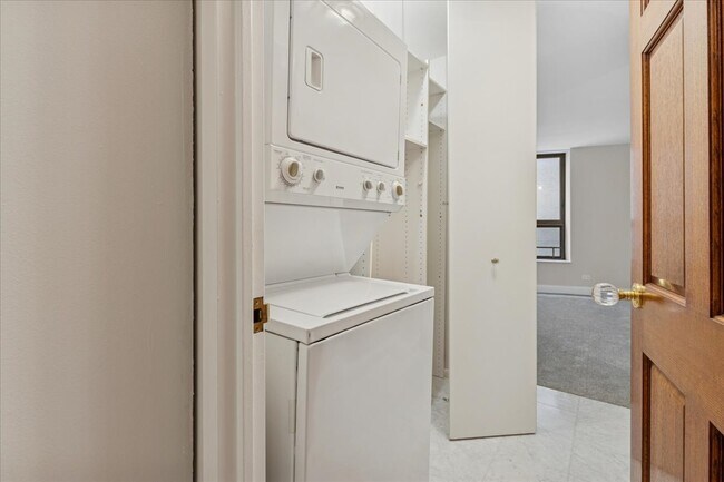 Building Photo - 110 E Delaware Pl