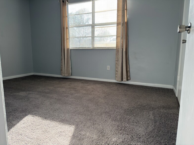 Building Photo - 144 Douglas Rd W