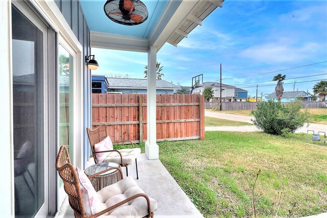 Building Photo - 224 E Oaks Ave