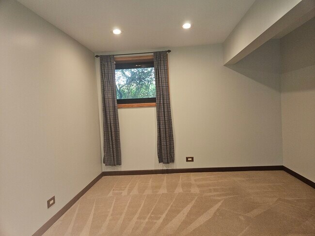 Building Photo - 733 Woodbury Ct