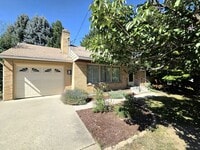 Building Photo - Sprawling 3 or 4-Bedroom House for Rent in a Great Wenatchee Neighborhood! W/D Included!