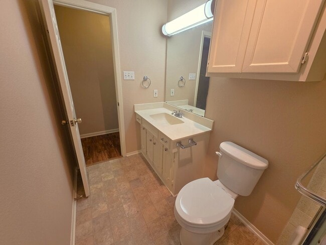 Building Photo - 1404 Woodbridge Dr