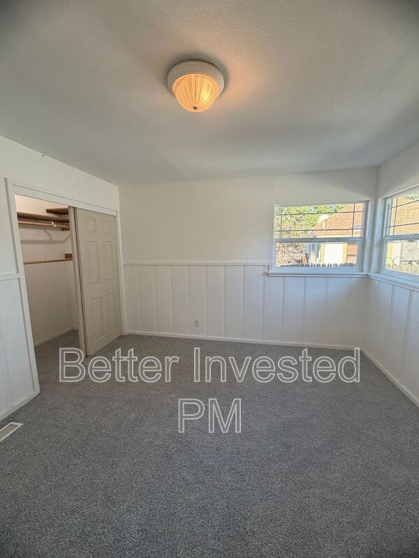 Building Photo - 559 N Oak St