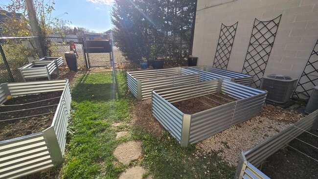 Building Photo - 215 E Pleasant St