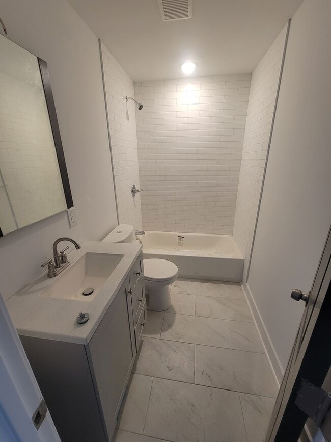 Building Photo - Fully beautiful rehab 4 bed 2.5 bath secti...