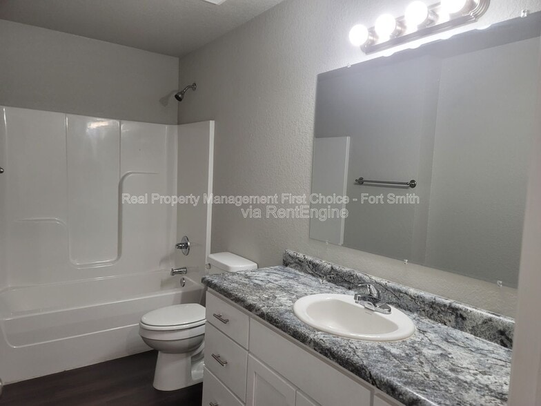 Building Photo - 2124 Ingalls Ln