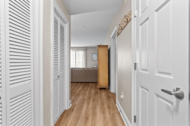 Building Photo - 100 Shearwater Ct E