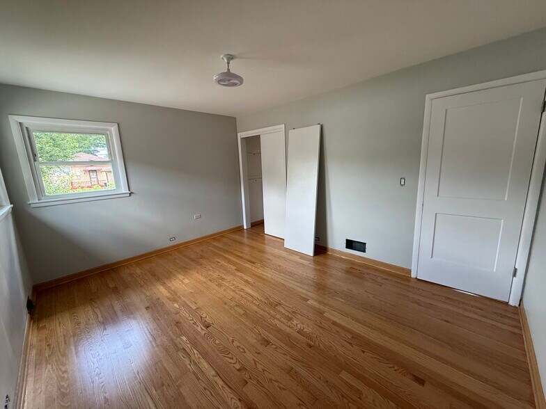 Building Photo - 8447 N Oriole Ave