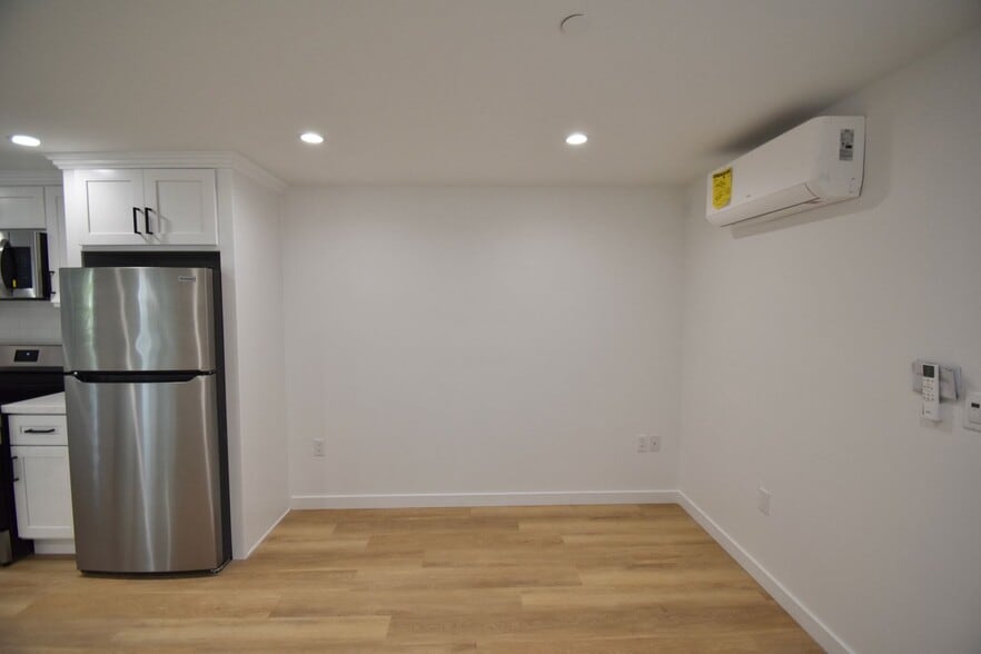 Building Photo - 14830 Dickens St