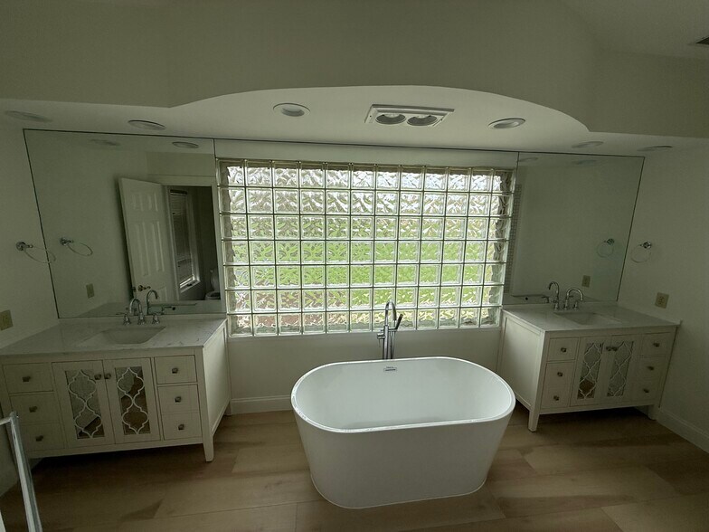 Master Bathroom - 18020 Edwards Ferry Rd